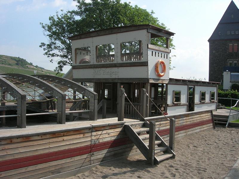 2009-05-Ausflug-Bacharach 024.jpg - Vobei am Sandkastenschiff 'MS Bingen'